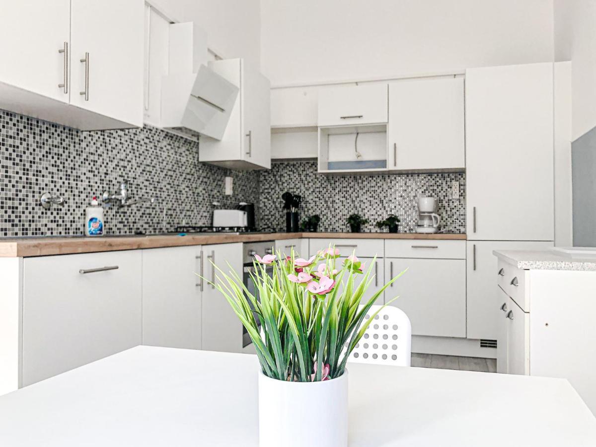 Commodious 2Br Apt. Near Akh-Perfect For Groups Bécs Kültér fotó
